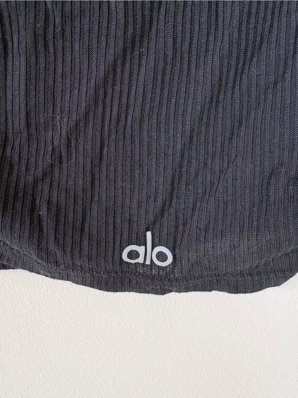 ALO Yoga Black Ribbed Long-Sleeve Ruched Top - Picture 3 of 4